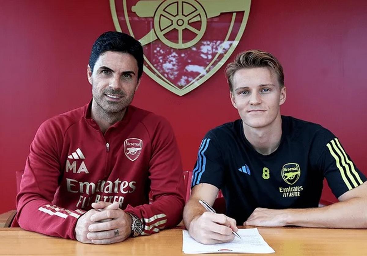 Mikel Arteta y Martin Odegaard, en la firma de ampliación del contrato del jugador noruego.