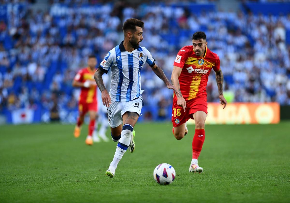 Brais se escapa con el balón conducido de su excompañero Diego Rico.