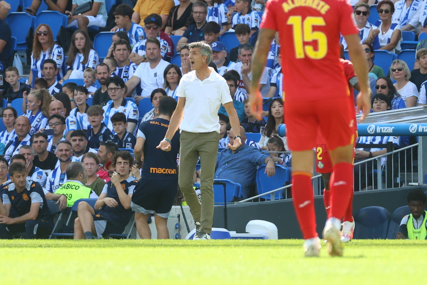 Imanol dando instrucciones a sus jugadores este domingo en el Reale Arena.