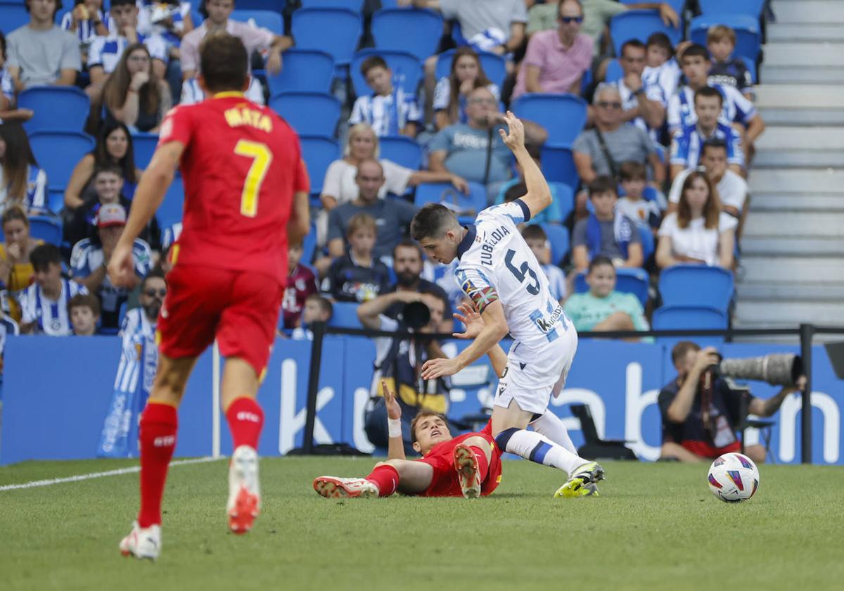 Zubeldia disputa un balón en el partido contra el Getafe.