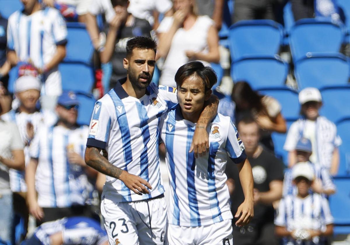 Brais Méndez y Take Kubo se abrazan después del partido de la Real Sociedad contra el Getafe.