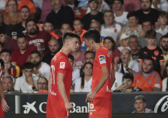 Tierney, que dio el pase de gol, celebra con Carlos Fernández.