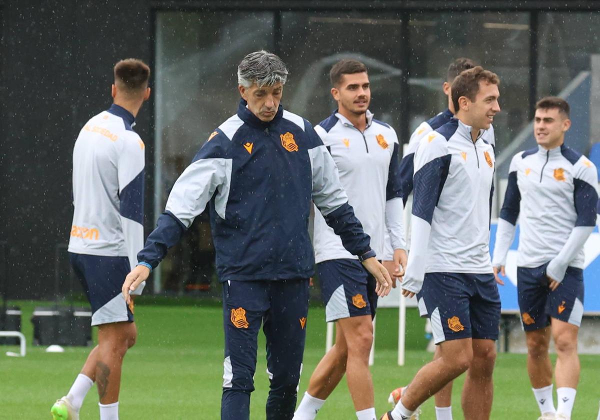 Imanol dirige un entrenamiento en Zubieta.