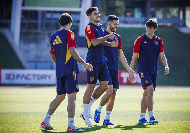 Oyarzabal, Zubimendi, Merino y Le Normand, junto en un entrenamiento de esta semana con la selección.