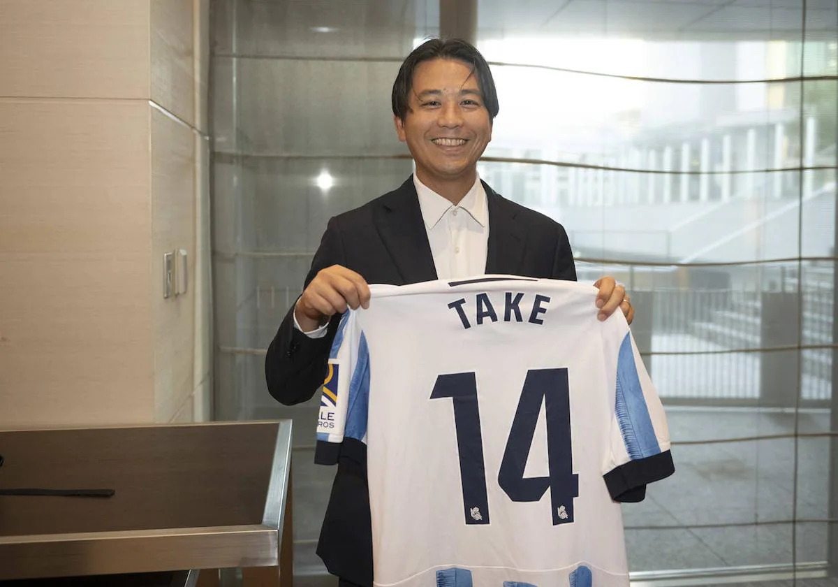 Keisuke Yasuda posa con la camiseta de la Real Sociedad de Take Kubo