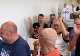 Integrantes del club Buñol celebran el sorteo en el que han sido agraciados con la Real Sociedad.