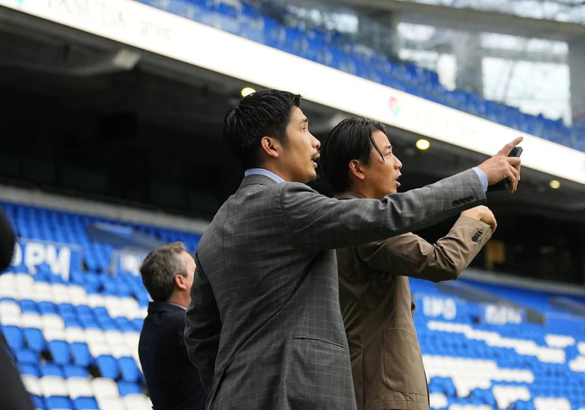Keisuke Yasuda, CEO de la compañía, y Kento Katayama, director de operaciones, en el estadio de Anoeta