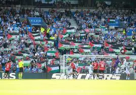 Momento en el que el fondo del Reale Arena ha mostrado las banderas de Palestina.