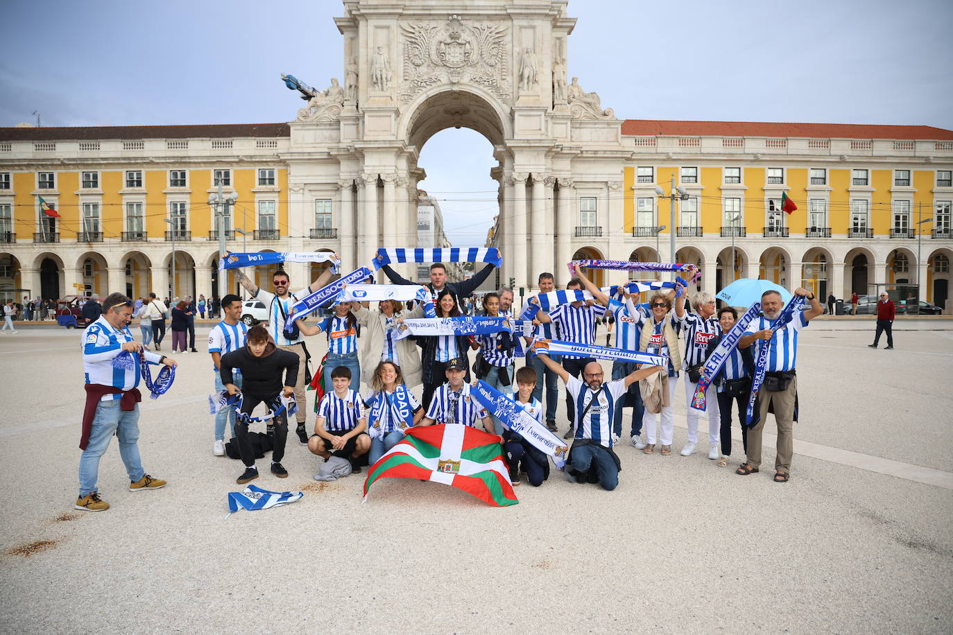 La afición txuri-urdin invade Lisboa