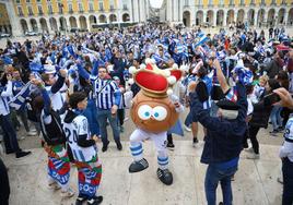 La mascota de la Real Sociedad, 'Txurdin', baila junto al resto de aficionados desplazados a Lisboa para vivir el partido de Champions League contra el Benfica