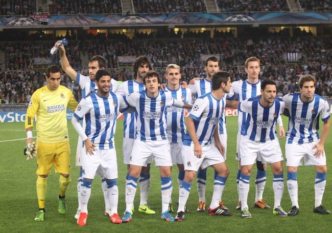 Los jugadores de la Real que se enfrentaron al Manchester United posan para los fotógrafos.