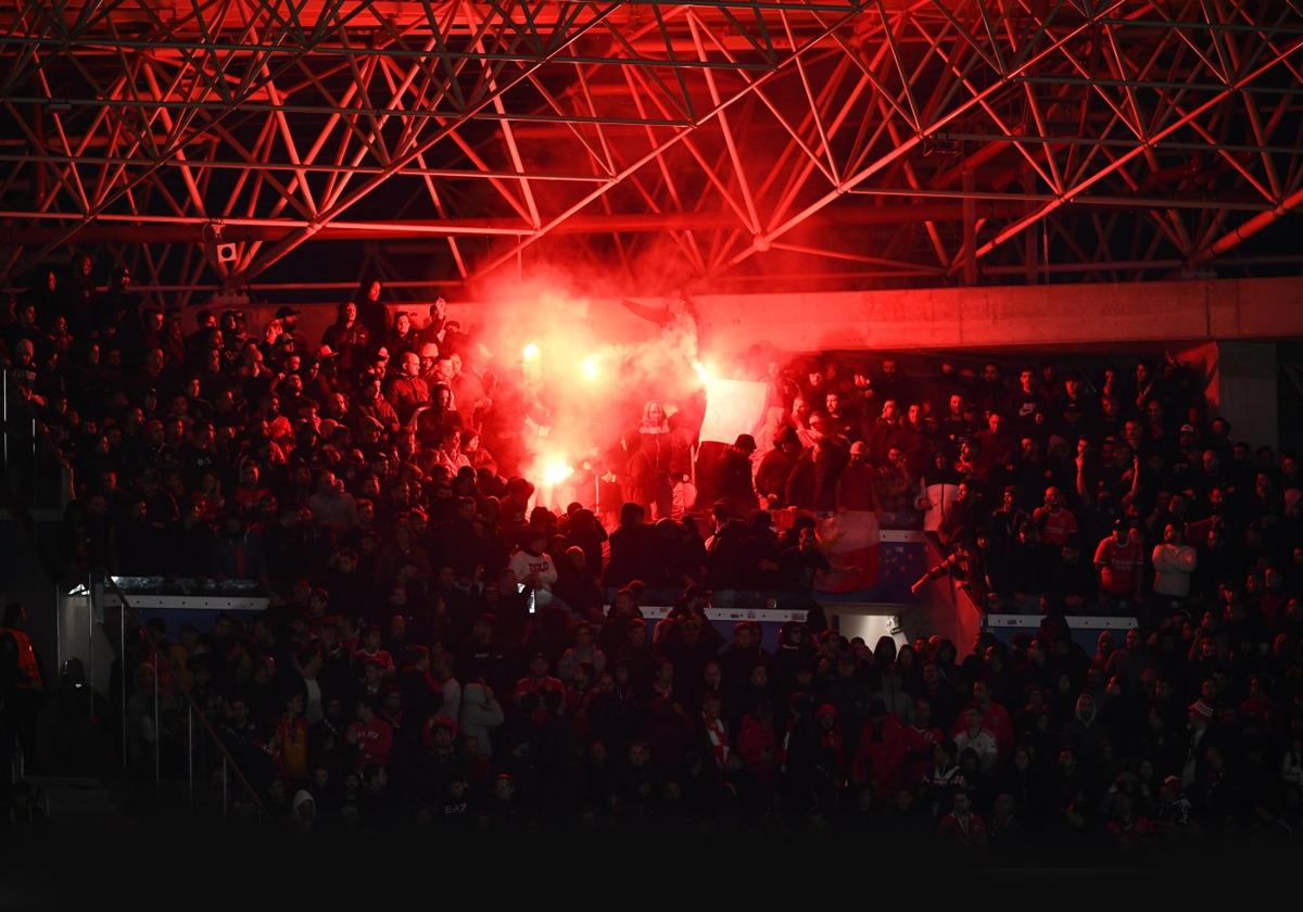 Algunos aficionados del Benfica encendieron bengalas y arrojaron varias al anillo inferior.