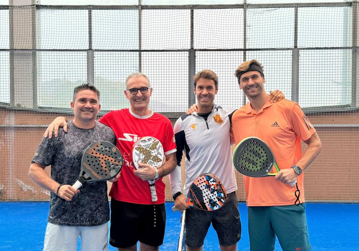 Juan Gómez, Iñaki Alaba, Xabi Prieto y Fernando Llorente posando en la pista de padel del Tenis de San Sebastián.