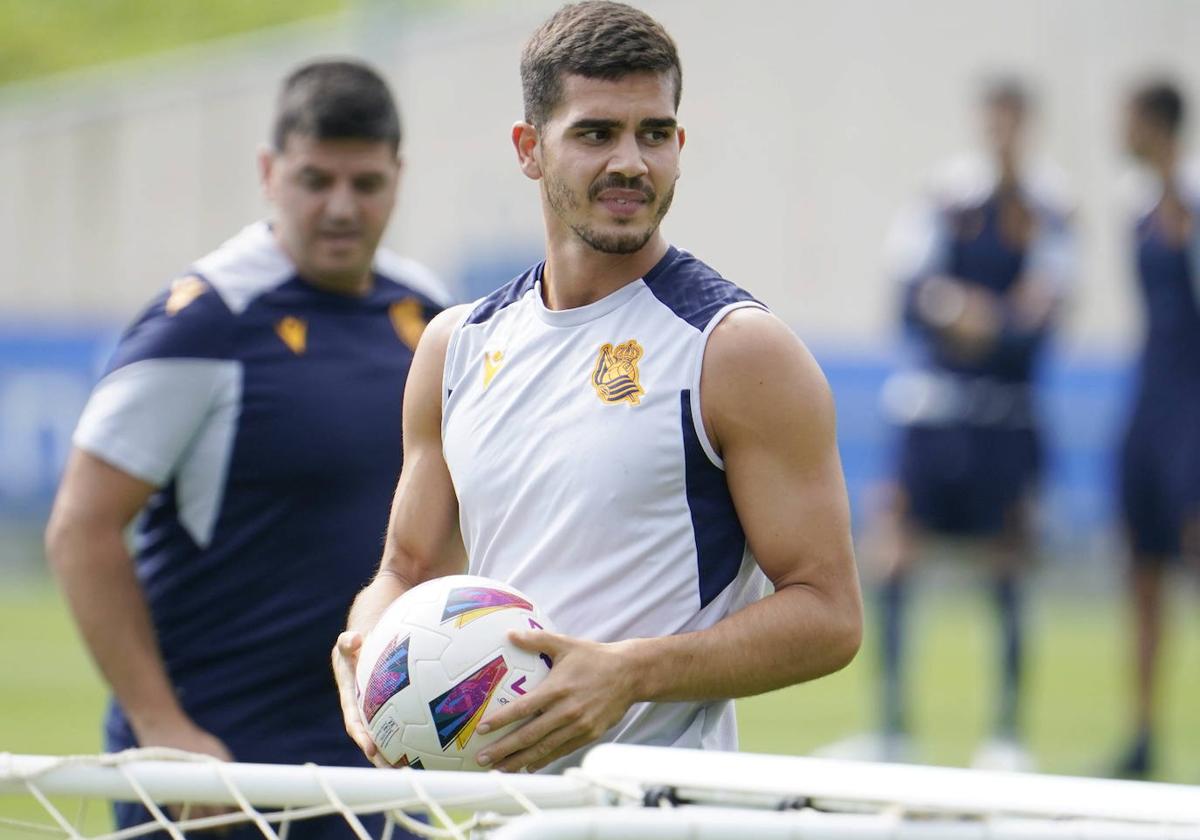 André Silva sostiene un balón durante un entrenamiento en Zubieta.