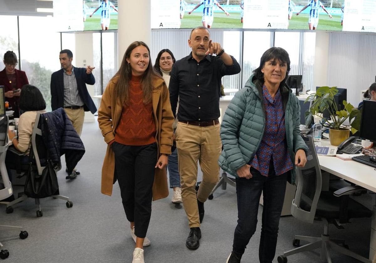 Sarriegi, el subdirector de DV Juanma Velasco y Garbiñe Etxeberria.