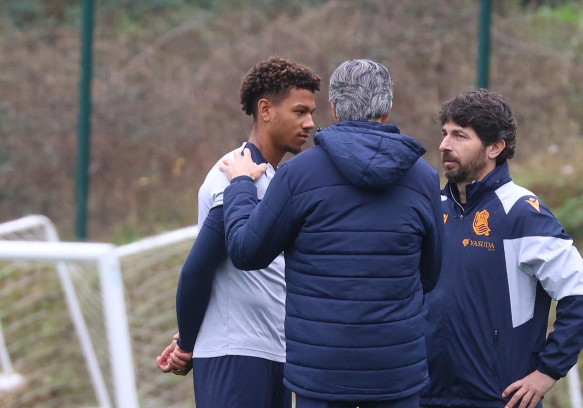 Imanol, de espaldas, conversa con Fiabema.