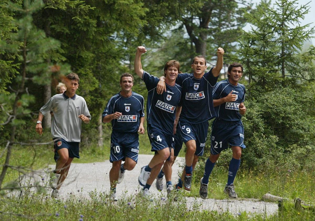 De Pedro, Xabi Alonso, Kovacevic y De Paula, corriendo alrededor del lago en Seefeld en 2003.