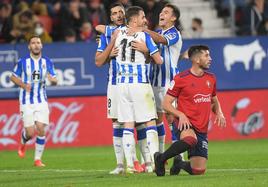 Merino, Januzaj y Zubimendi celebran un gol del belga en la victoria ante Osasuna en El Sadar en el curso 21/22.