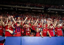 La afición de Osasuna aplaude al equipo en El Sadar.