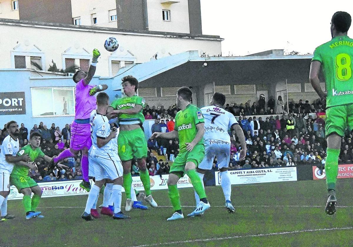 El meta del Ceuta Ramírez despeja de puños ante Le Normand en la eliminatoria de 2020. Barrenetxea, Zubeldia y Merino siguen la jugada.