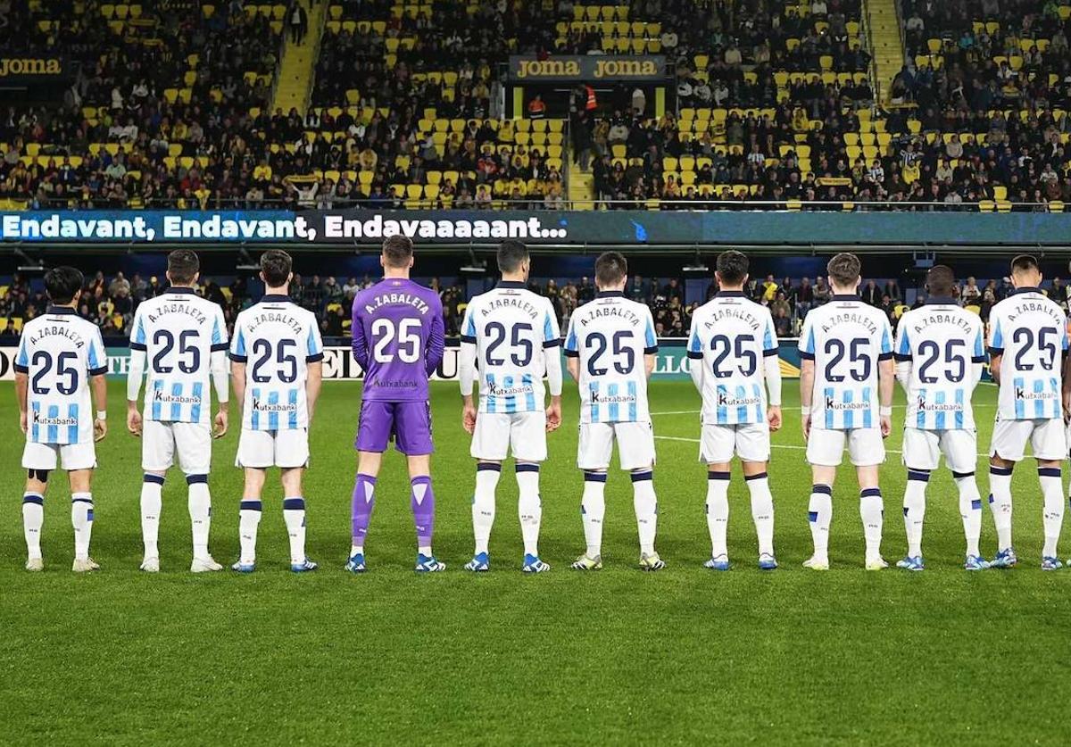 Los jugadores de la Real Sociedad han saltado al campo con camisetas en recuerdo a Aitor Zabaleta.