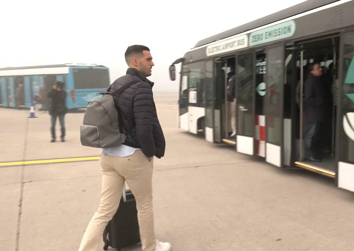 Imagen secundaria 1 - Xabi Prieto y Luis Arconada bajan las escaleras del avión; Mikel Merino se dispone a subir al autobús; y Eneko Goia, parte de la expedición del club.