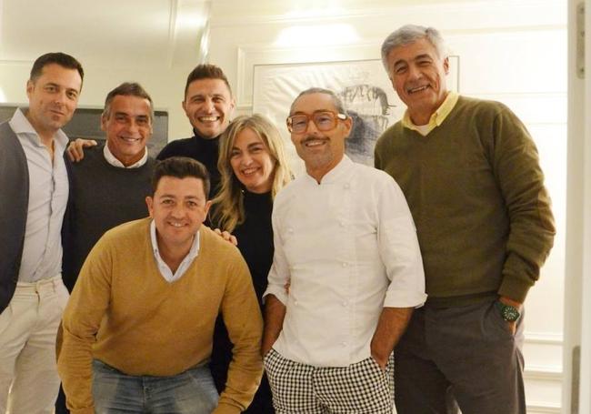 Alexis Trujillo, Joaquín Sánchez, Lourdes Rekondo, Iñaki Arrieta y el resto de amigos posan tras la cena.