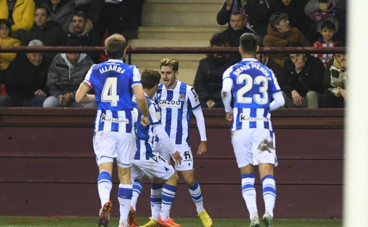 Robert Navarro celebra el gol que le ha dado la victoria a la Real. 