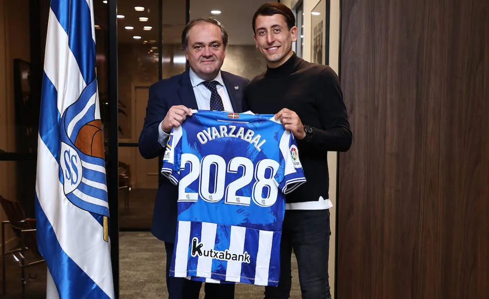 Mikel Oyarzabal firma su renovación hasta 2028