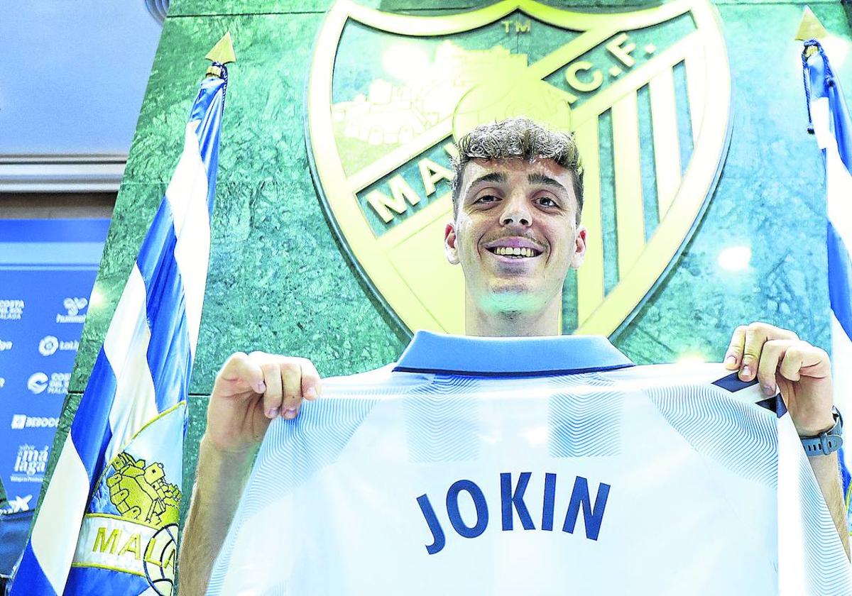 Jokin Gabilondo posa con la camiseta del Málaga en las instalaciones del club.