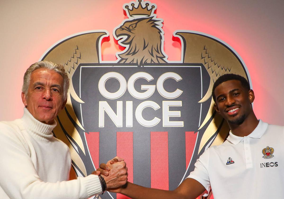El presidente del Niza, Jean-Pierre Rivère, y Momo Cho, posan junto al escudo del nuevo club del futbolista.