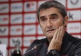 El técnico del Athletic, Ernesto Valverde, durante su comparecencia ante los medios.
