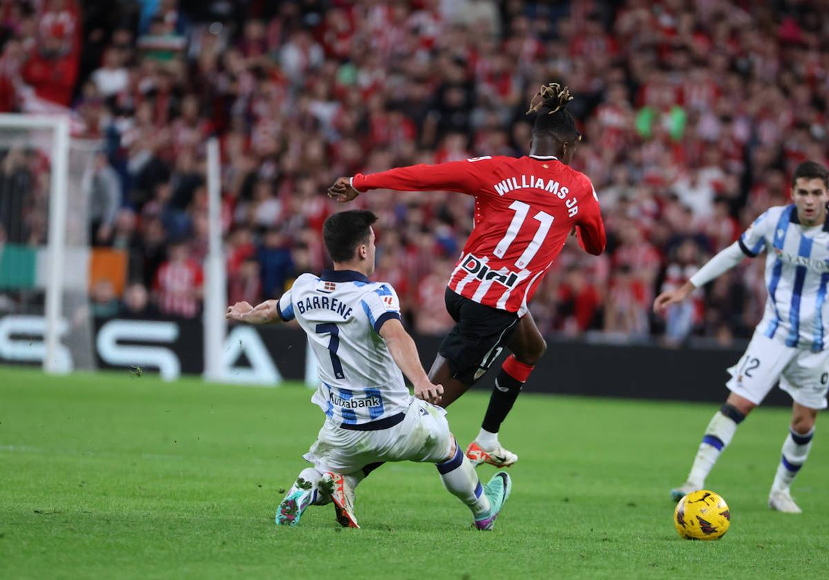 Barrenetxea disputa el balón a Nico Williams.