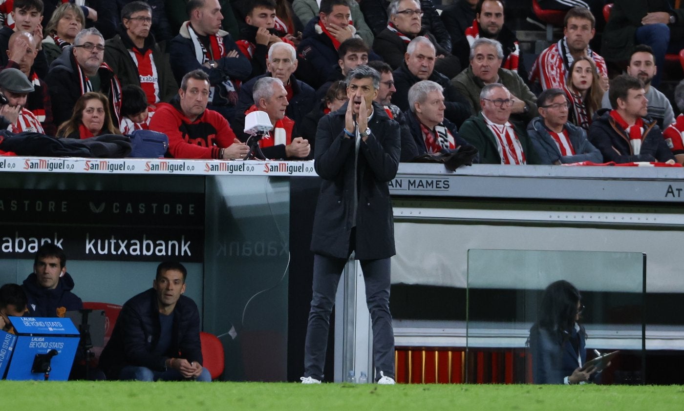 Imanol Alguacil da una instrucción durante el partido de este sábado ante el Athletic.