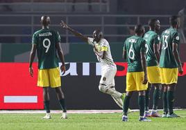 Hamari Traoré celebra eal primer gol de Mali, obra suya.