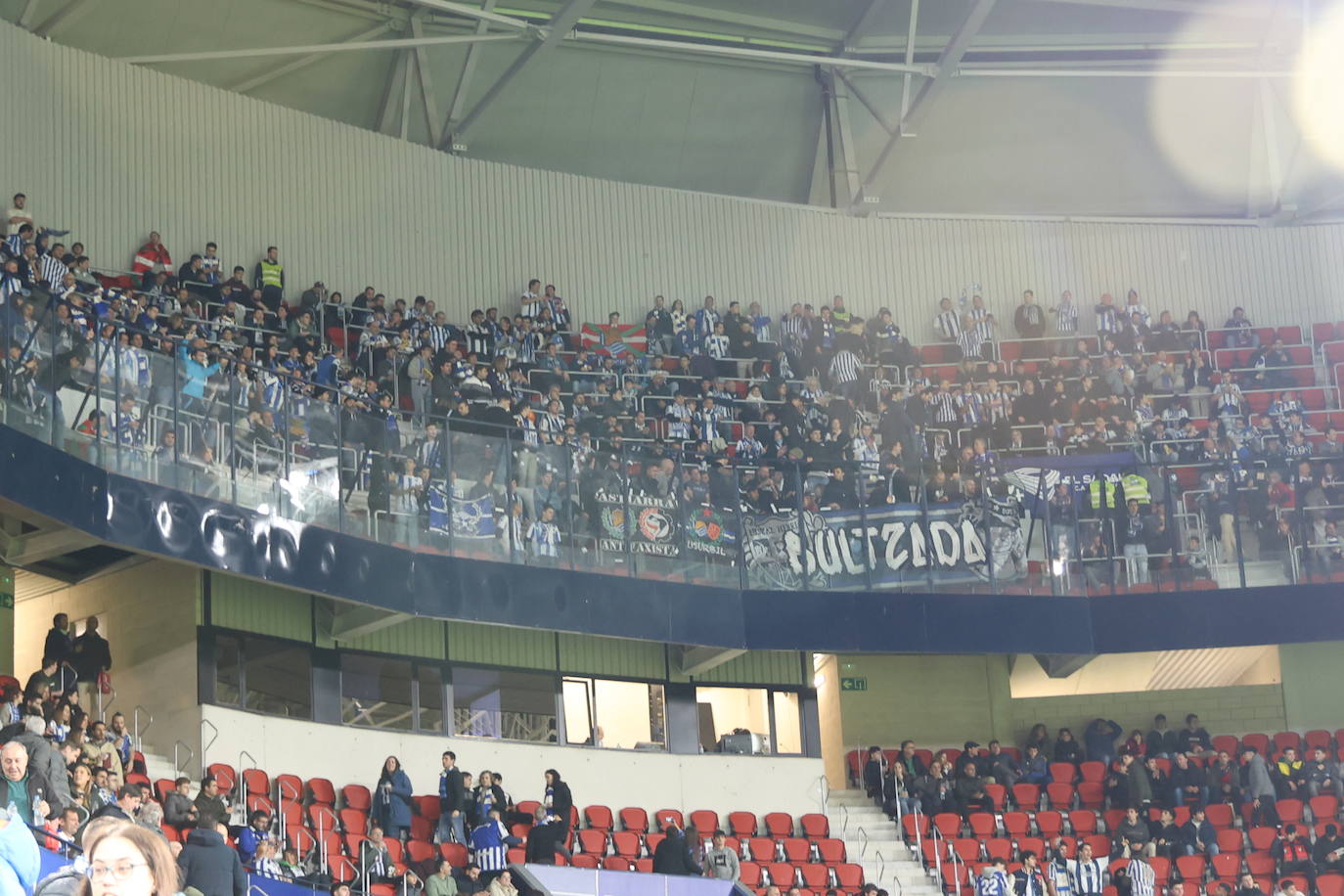 La afición de la Real no deja solo a su equipo