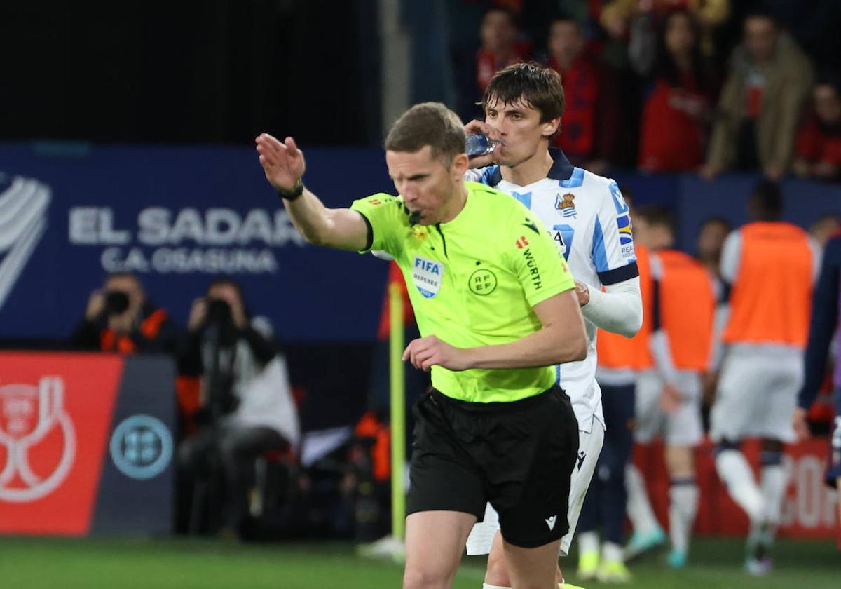 Esta es la conversación entre Hernández Hernández y el VAR en el primer penalti a favor de la Real Sociedad