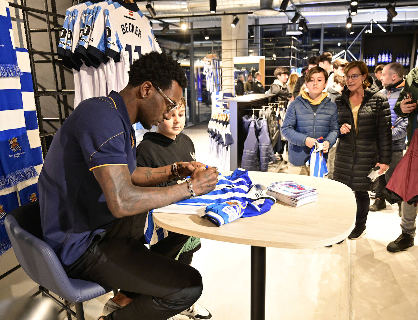 Sheraldo Becker ejerce de estrella