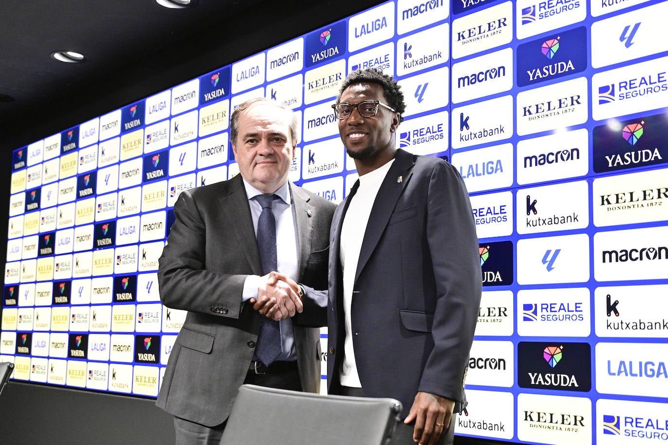 Sheraldo Becker ejerce de estrella