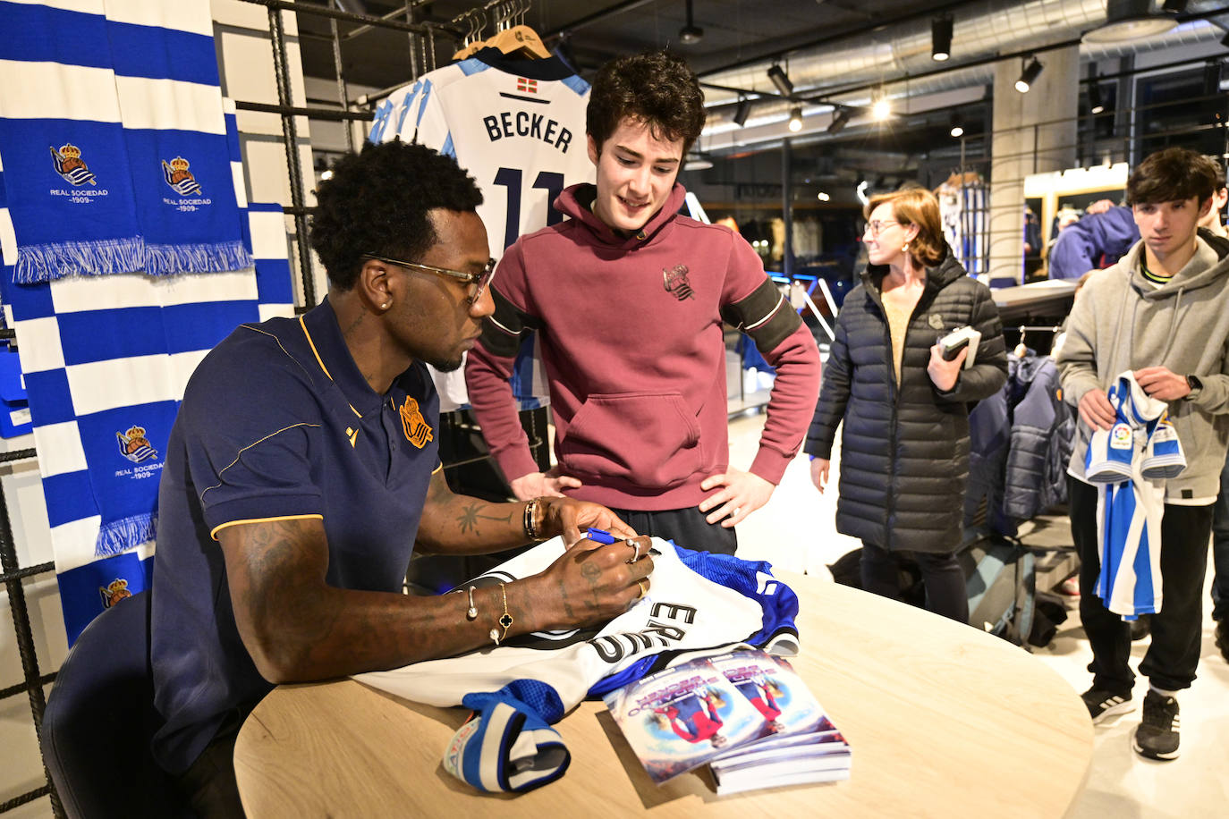 Sheraldo Becker ejerce de estrella