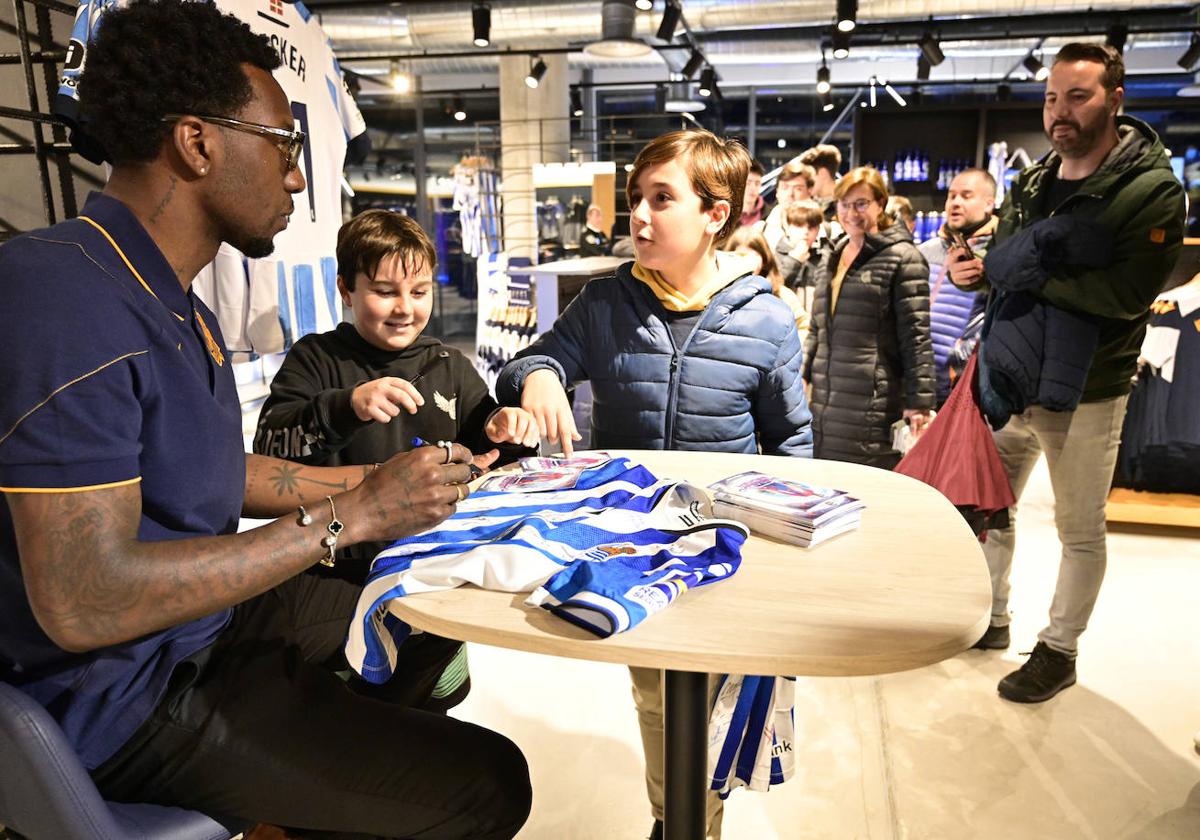 Sheraldo Becker ejerce de estrella