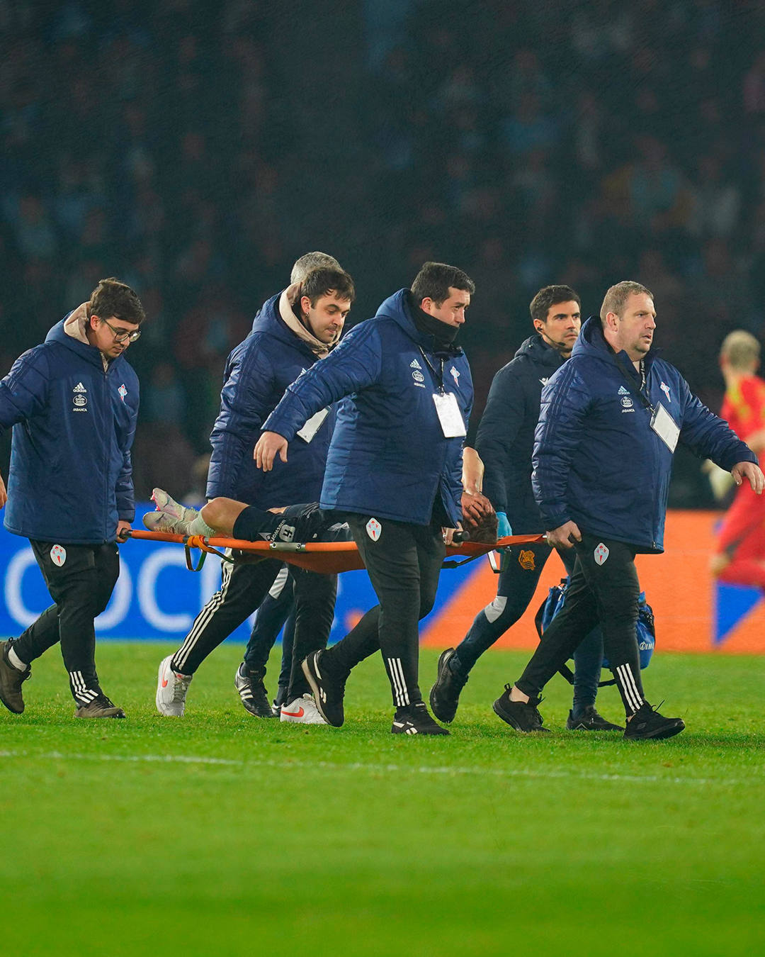 Aihen abandona el campo en camilla.