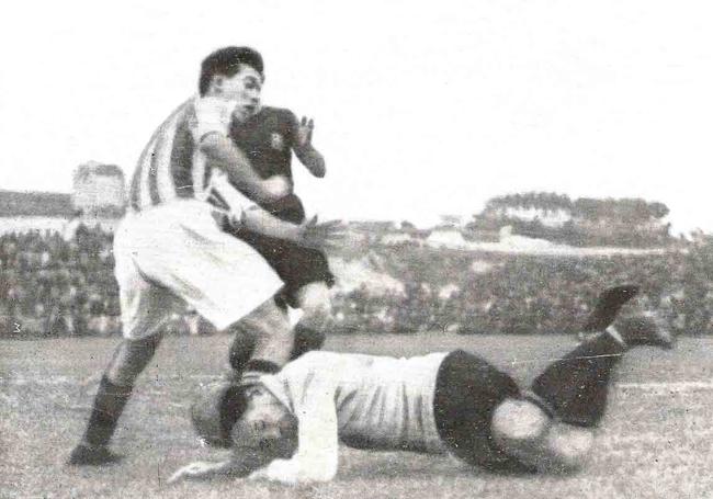 Cholín y Platko, en la disputa de balón en el que el meta barcelonista salió lastimado, en le primer partido de la final de 1928.