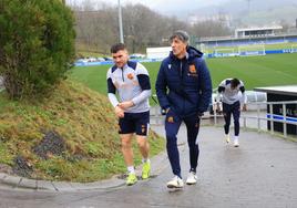 Javi Galán llega al campo de entrenamiento de Zubieta junto a Imanol Alguacil