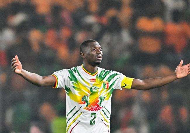 Traoré se lamenta en una acción del duelo entre Mali y Costa de Marfil.
