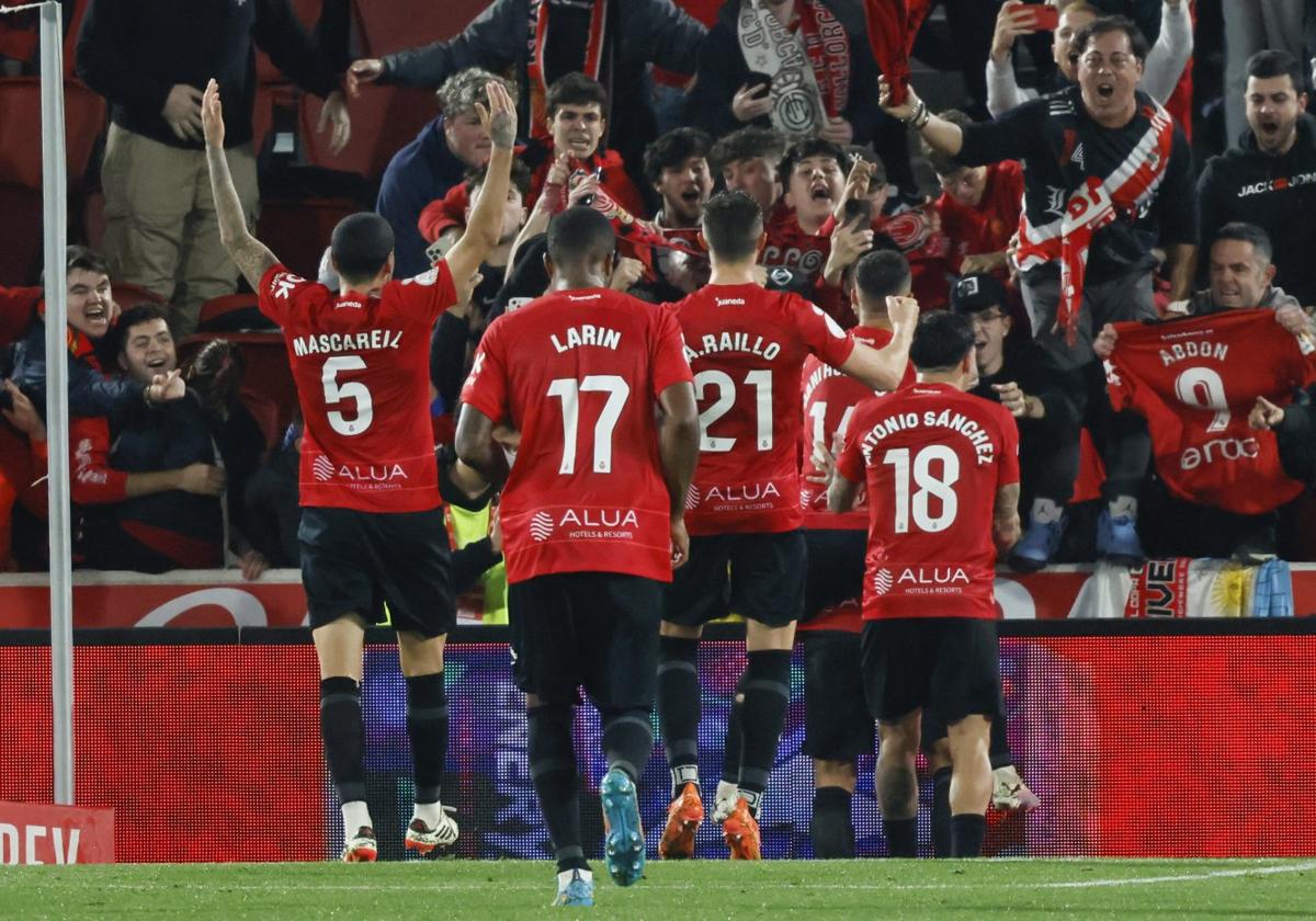Los jugadores del Mallorca celebran uno de los goles metidos al Girona en Son Moix.