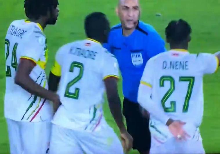 El realista Hamari Traoré se encaró al árbitro al finalizar el encuentro de cuartos de final de la Copa África entre Mali y Costa de Marfil.