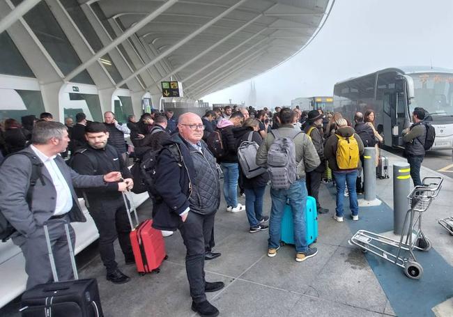 Seguidores de la Real Sociedad en el exterior del aeropuerto de Loiu tras ser suspendido su vuelo a Palma de Mallorca.