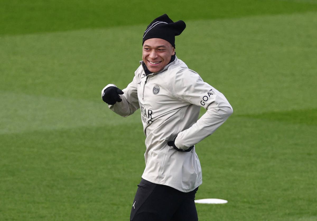 Kylian Mbappé, sonriente en el entrenamiento del PSG de este martes.