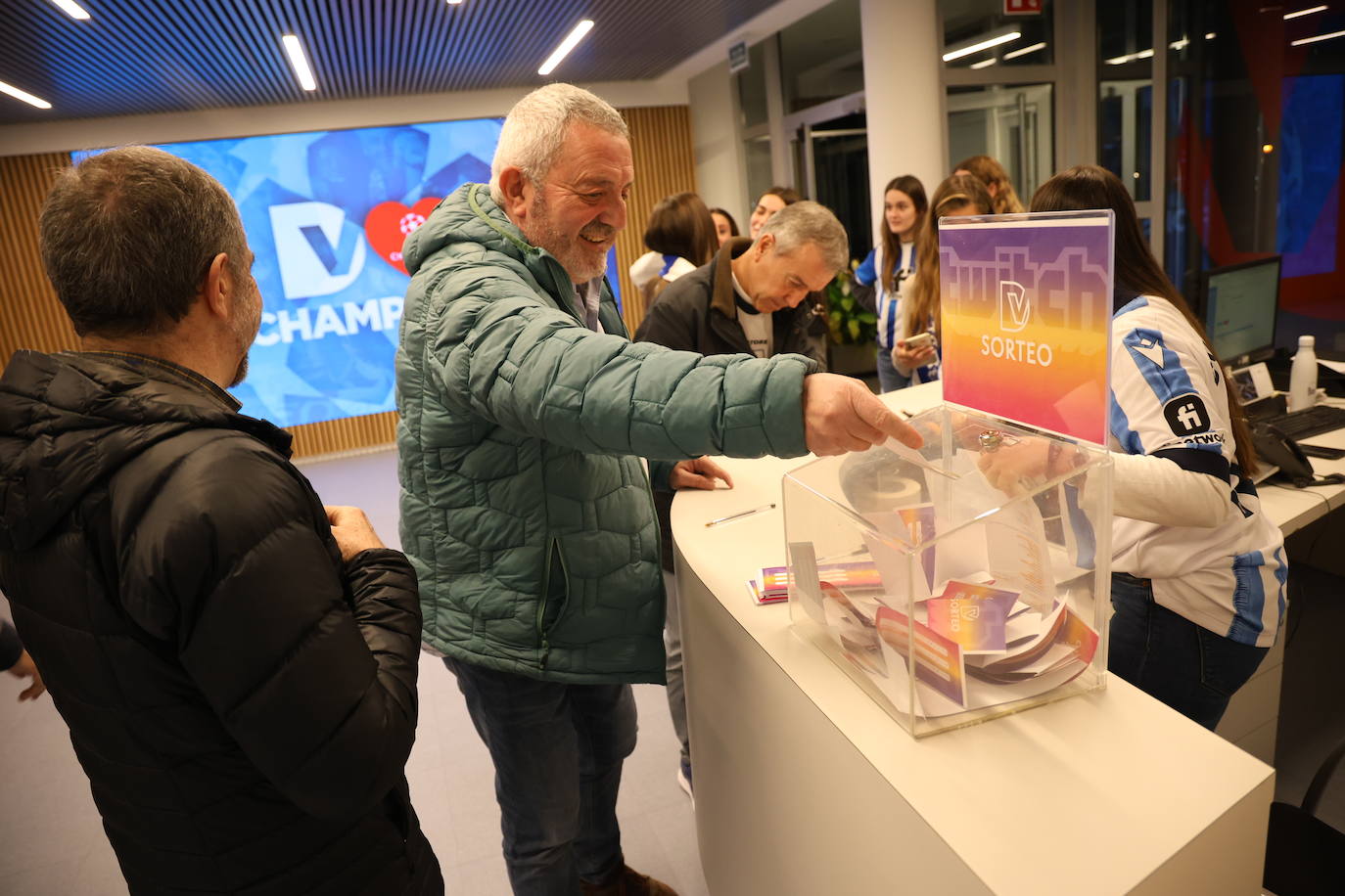 Los invitados dejaron su papeleta al llegar a la sede de DV para participar en el sorteo que se celebró al descanso.